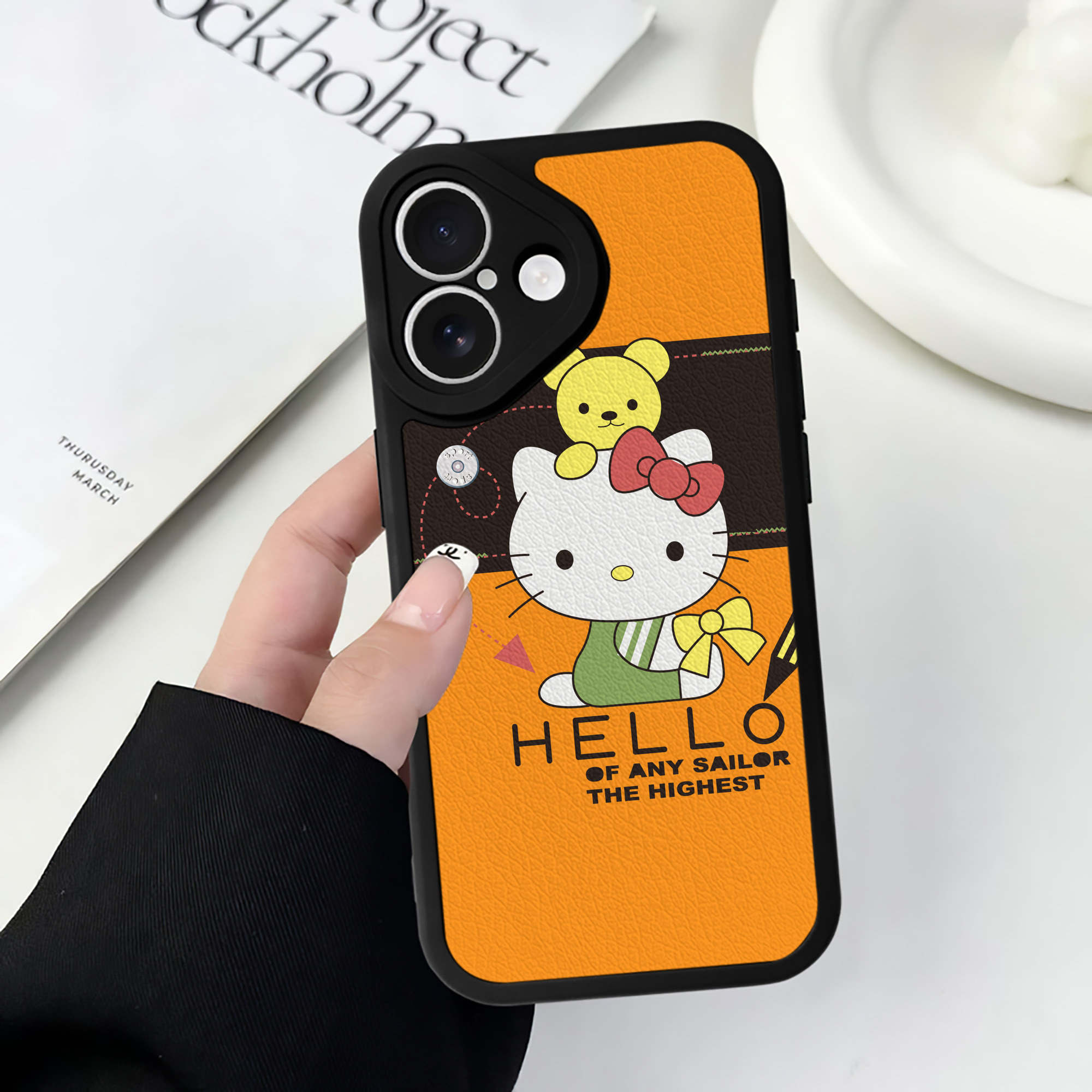 （画像用） Hello Kitty ハローキティ 【iPhone 16シリーズ対応】シリコンスマホケース（レザー調） 材質：シリコン